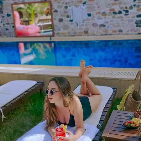 Avlu Cunda Hotel *