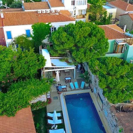 מלון Avlu Cunda *