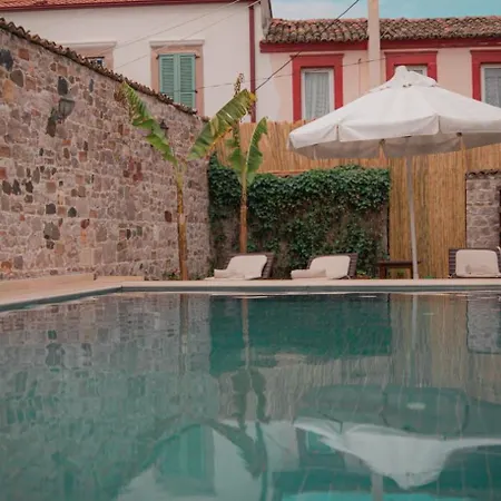 מלון Avlu Cunda *